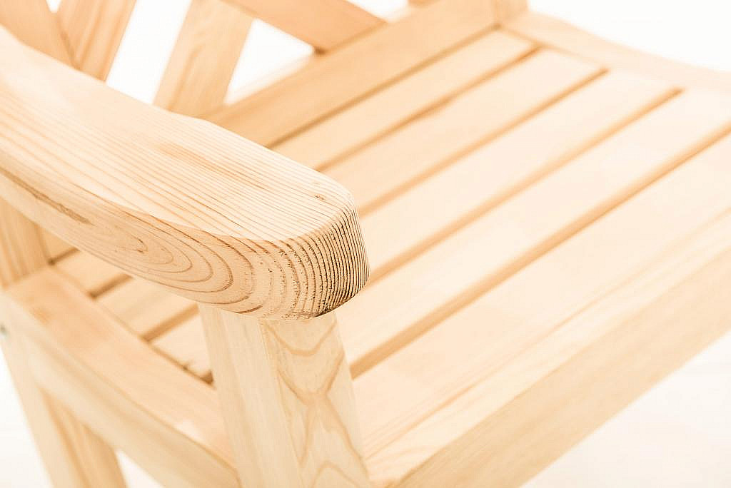Masivní dřevěný nábytek z borovice